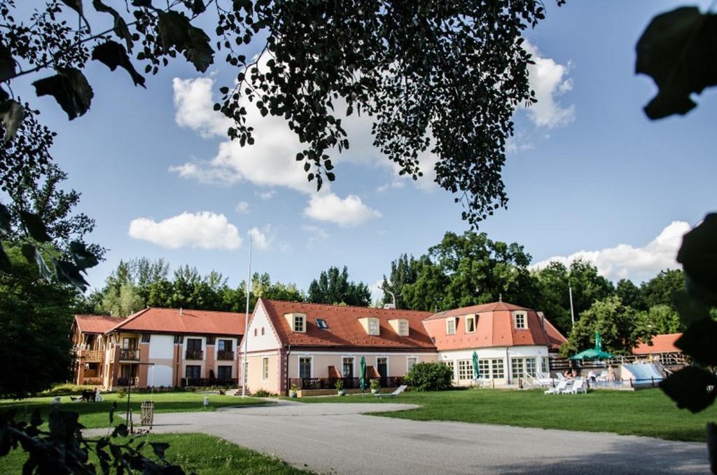 Zichy Park Hotel Bikács Exteriör bild
